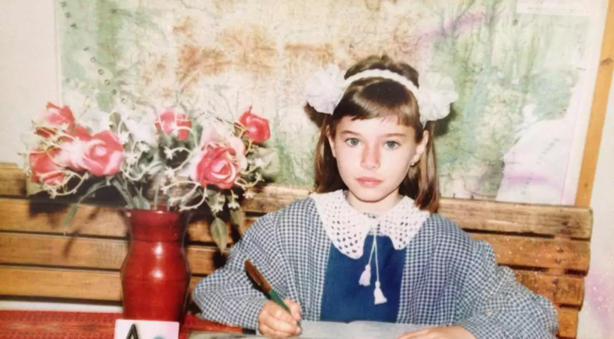 Cu PENAR şi cu BENTIŢĂ, acum ea este ACTRIŢĂ. Uite ce vedetă ARĂTA AŞA în prima zi de şcoală