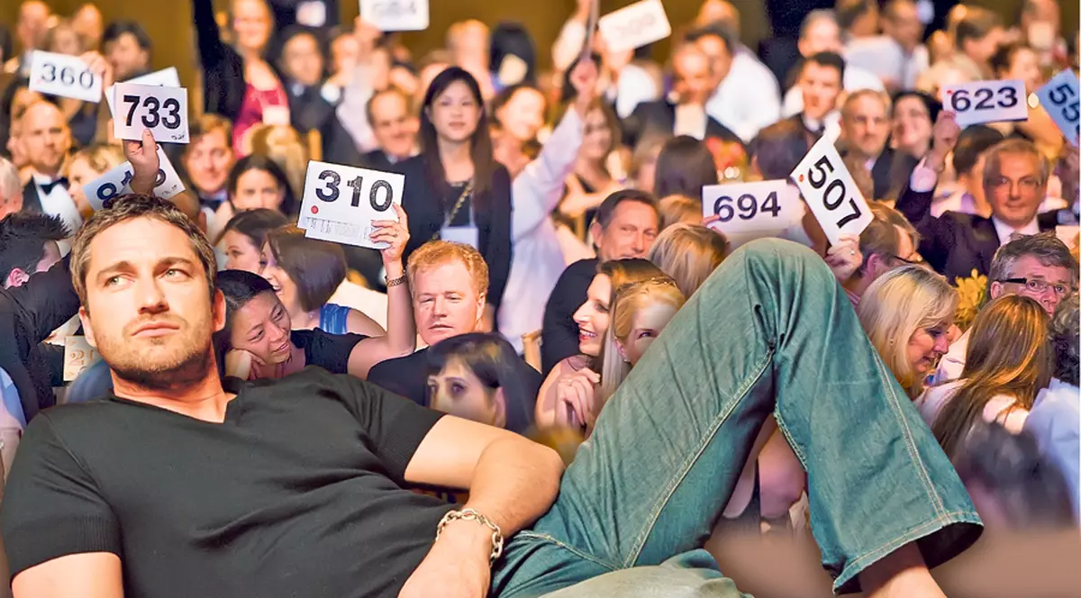 Gerard Butler, umilit la o licitaţie de vedete! Vezi cine a refuzat să ia cina cu el