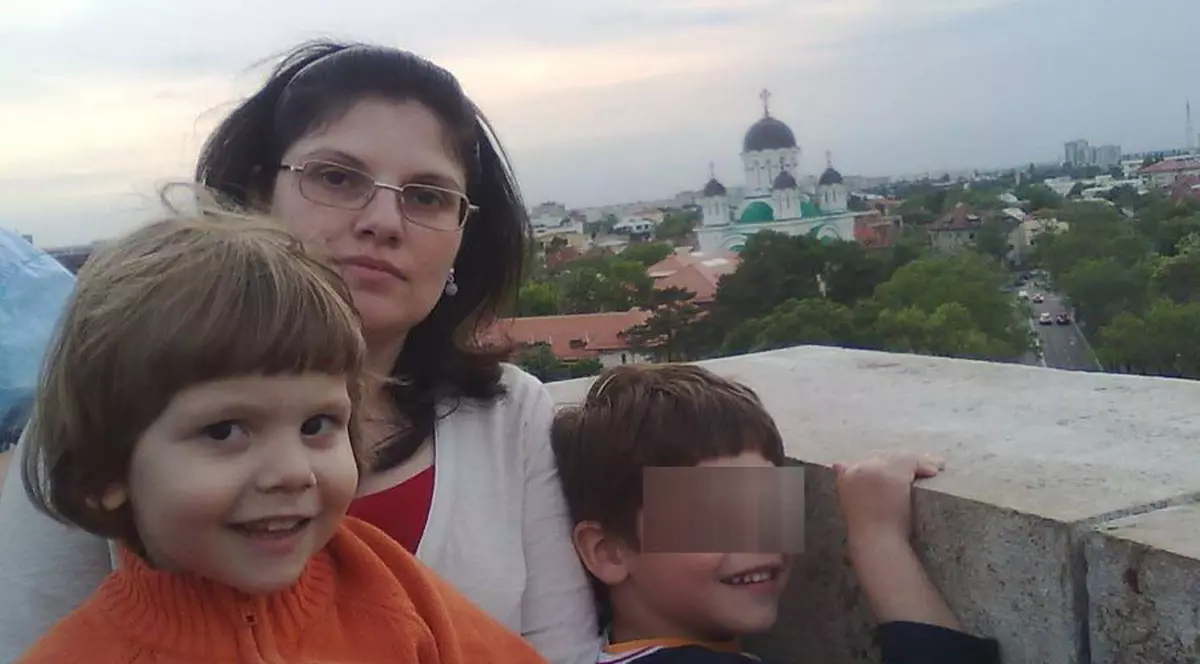 IMAGINEA SFÂŞIETOARE POSTATĂ de MAMA COPILULUI UCIS DE CÂINI, pe INTERNET! 