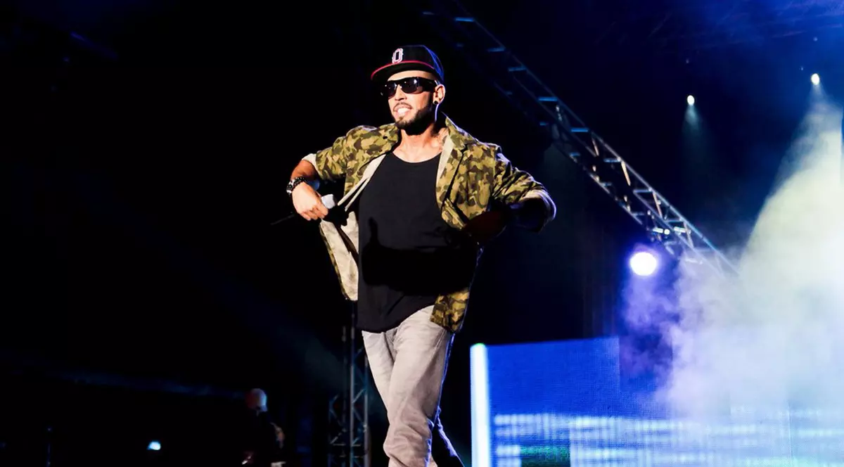 Pentru acest trofeu de cristal se lupta Alex Velea si Smiley la Media Music Awards