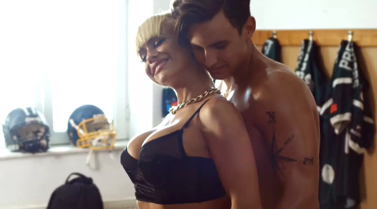 Anda Adam, DEZGOLITĂ în braţele unui SUPERB FOTOMODEL | FOTO INCENDIARE