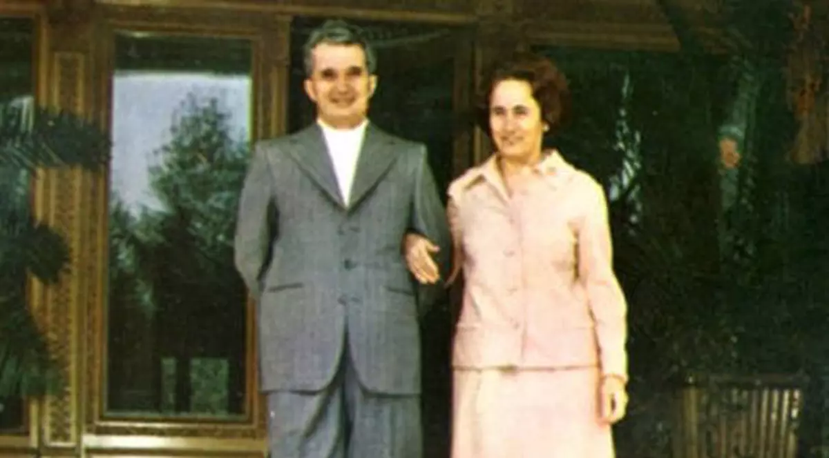"RARITATE ABSOLUTĂ", un volum de poezii dedicate lui Nicolae Ceauşescu are o VALOARE INCREDIBILĂ. Vezi CIFRELE DE PORNIRE ALE CĂRŢII LICITATE
