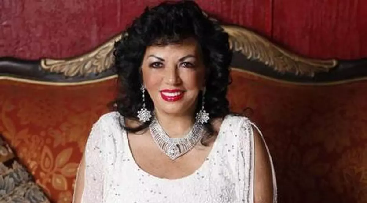 ATAC la CARMEN HARRA: "Este o IMPOSTOARE şi o MINCINOASĂ!" | FOTO