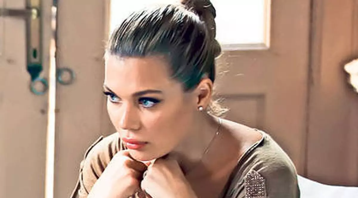 N-o s-o recunoşti NICI ÎNTR-O MIE DE ANI pe GINA PISTOL!