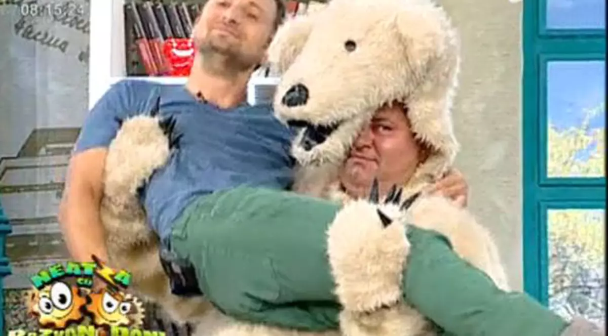 Primele imagini cu Dani Oţil, în braţele...ursoaicei