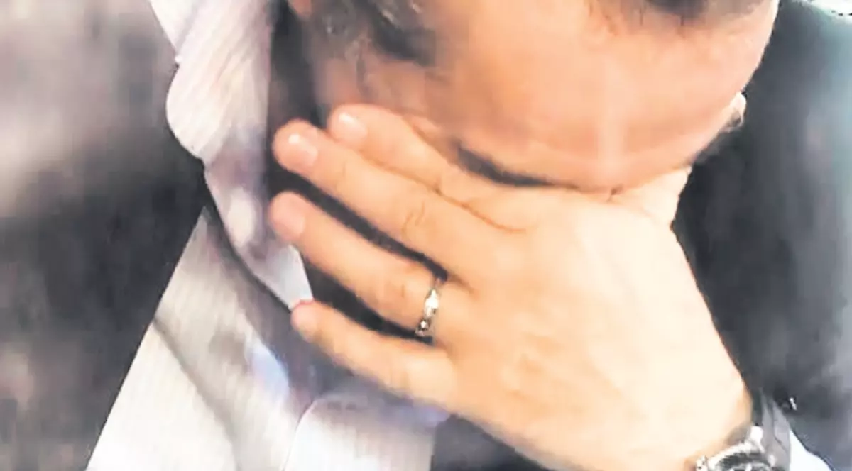 Gigi Becali plânge sau joacă teatru?