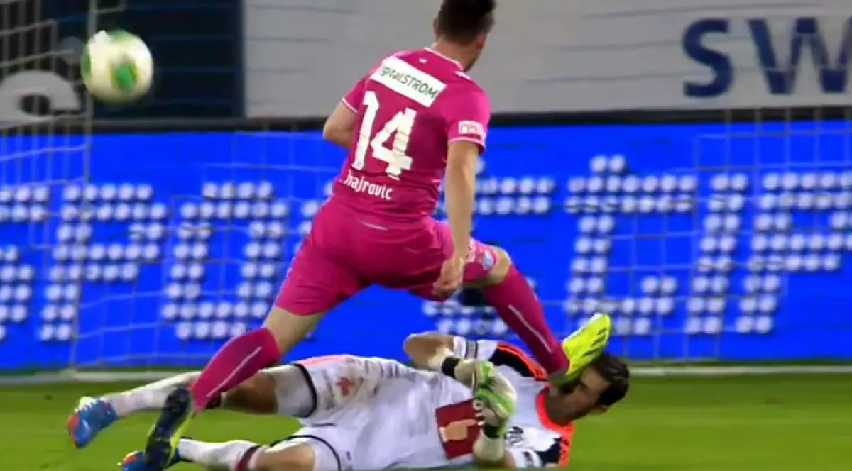 Accidentare îngrozitoare! Fotbalist desfigurat de un adversar - VIDEO