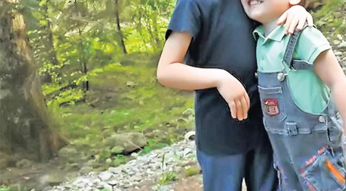 Fratele lui Ionuţ, băiatul ucis de maidanezi în Capitală, a povestit cum i-au sfâşiat câinii fratele