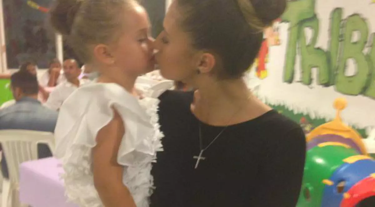 EXCLUSIV/ Antonia face cursuri de română cu fiica ei prin telefon. Limba maternă îi e tot mai străină Mayei