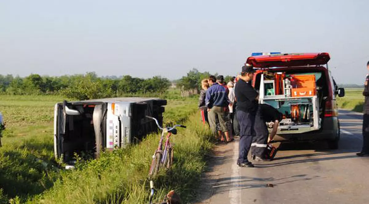 Accident grav în Vrancea! Un autocar s-a răsturnat pe DN 2