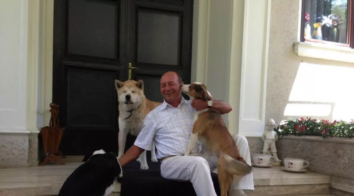 IMAGINI NEOBIŞNUITE cu Traian Băsescu şi câinii familiei
