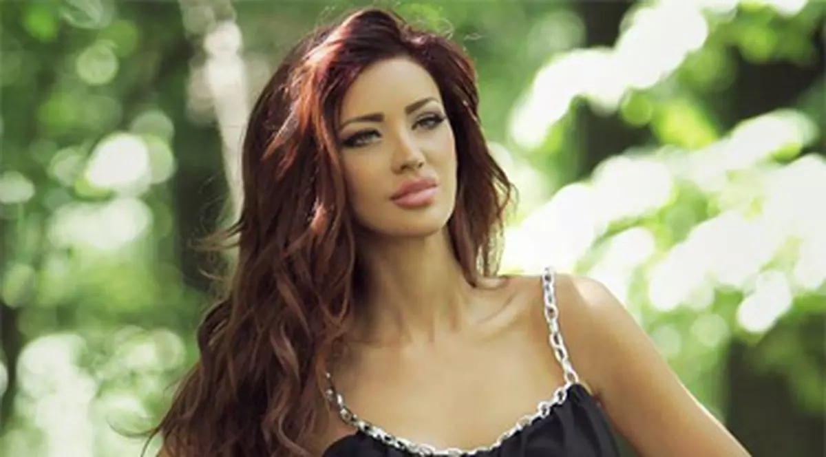 Aceiaşi ochi! Uite ce seamănă sora Biancăi Drăguşanu cu vedeta! FOTO