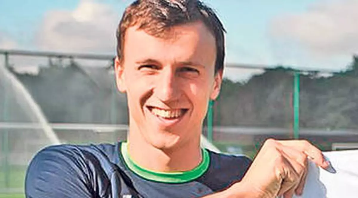 Vlad Chiricheş şi-a distrat colegii de la Tottenham Hotspur! Fundaşul a cântat o manea cocoţat pe masă