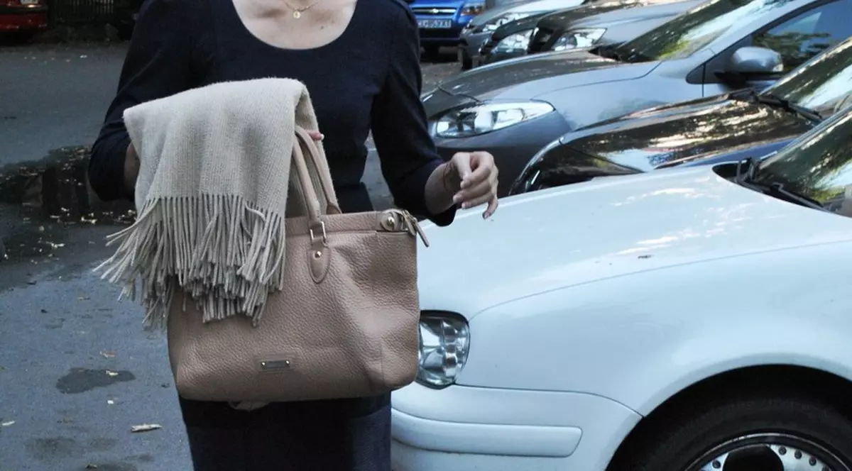 FOTO EXCLUSIV | Ea poate deveni CEA MAI BOGATĂ FEMEIE DIVORŢATĂ din România