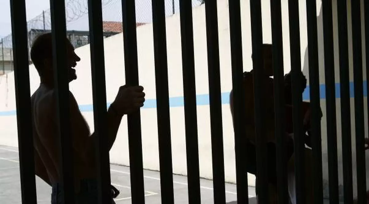 Preotul penitenciarului din Bacău, prins cu telefoane mobile pentru deţinuţi 