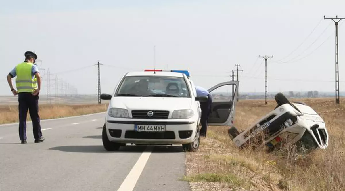 Loganul poliţiei s-a răsturnat în afara carosabilului