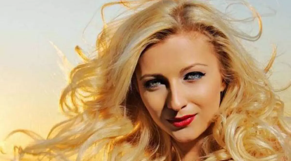 El A CÂNTAT FALS, iar Lora L-A PUPAT PE LIMBĂ | FOTO