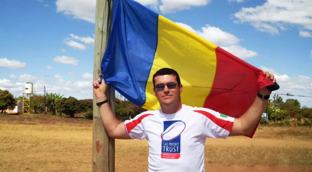 Nicu Ungureanu (46 de ani) i-a învăţat să joace tag rugby pe copiii din Zambia. ”Îmi spuneau boss şi zâmbeau mereu”