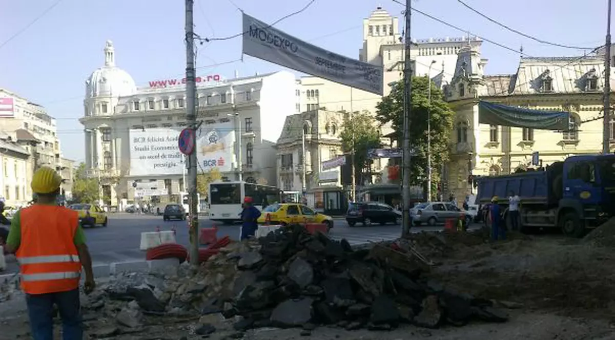 Atenţie, se lucrează în centru! Se schimbă trotuarele din Piaţa Romană!