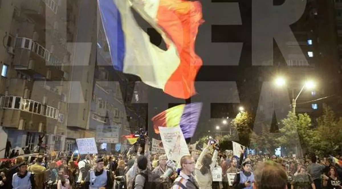 BUCUREŞTENII AU IEŞIT, din nou, ÎN STRADĂ. Peste 10.000 de oameni sunt pe bulevarde, în a patra duminică a MITINGULUI pentru Roşia Montană | FOTO EXCLUSIVE