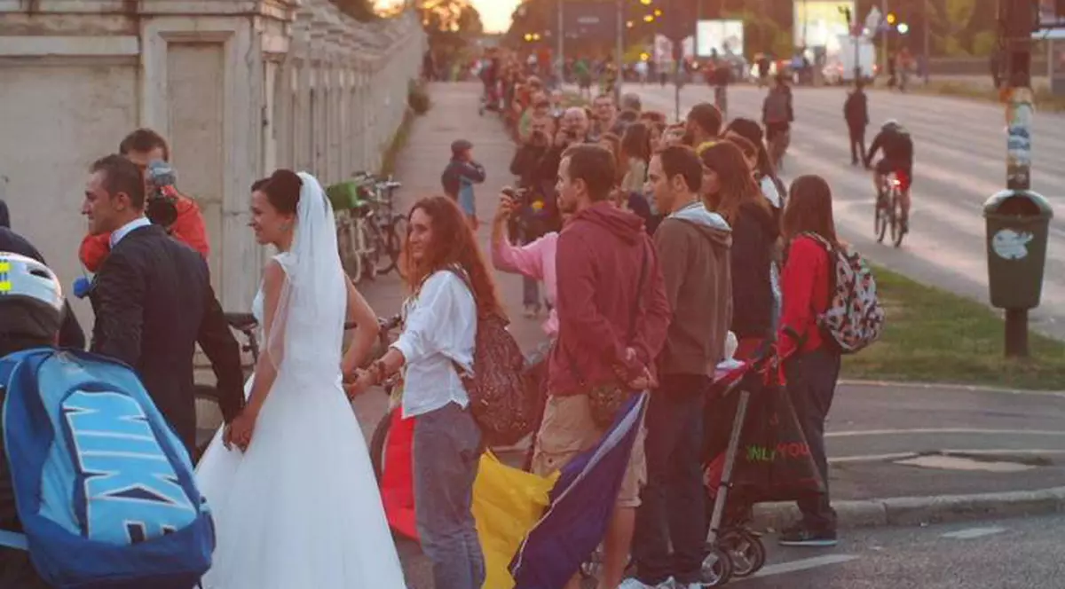 O MIREASĂ A PLECAT DE LA PROPRIA NUNTĂ pentru A PARTICIPA LA PROTESTUL împotriva proiectului Roşia Montana!