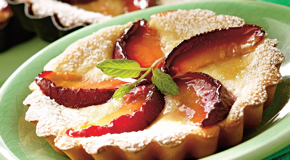 Tarte cu cremă şi prune