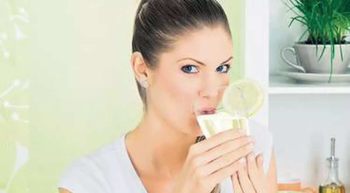 Sucul de lămâie te scapă de răguşeală