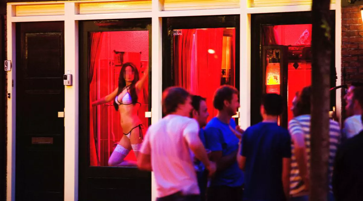 Ce surpriză de proporţii au avut turiştii care se plimbau prin cartierul Felinarelor Roşii din Amsterdam - VIDEO 