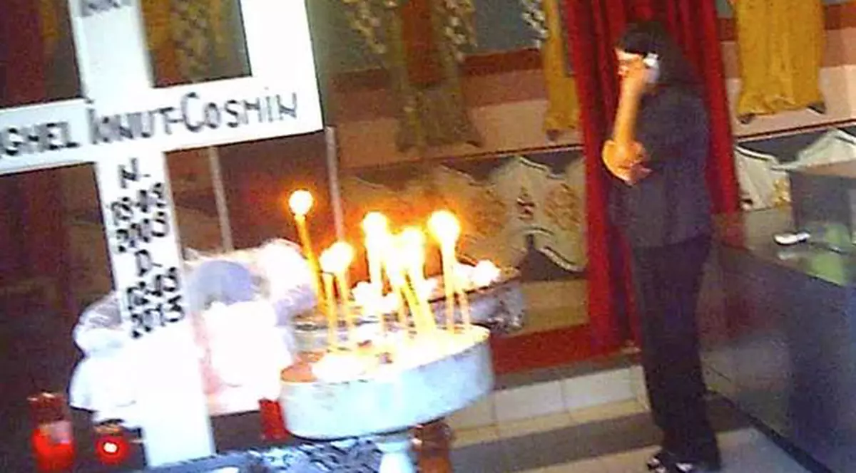 SCANDAL LÂNGĂ CAPELA UNDE E DEPUS IONUŢ, micuţul omorât de câini. Află care este MOTIVUL CERTURILOR