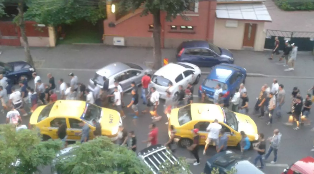 Suporterii naţionalei au aruncat petarde pe străzile din Bucureşti | FOTO