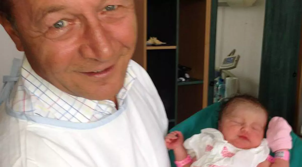 PRIMA FOTOGRAFIE a NEPOATEI PREŞEDINTELUI! Traian Băsescu, CU OCHII ÎN LACRIMI : "Seamănă cu mine"