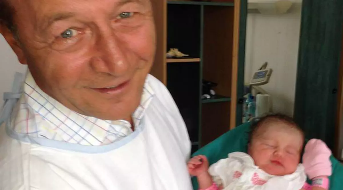 UITE pe cine ar VREA ELENA BĂSESCU să-i PUNĂ NAŞI pentru FETIŢA EI! FOTO în articol