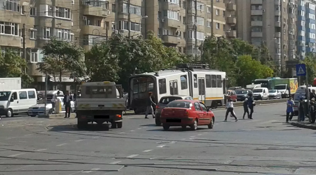 Accident în Bucureşti! Un tramvai s-a rupt în două după ce a deraiat 