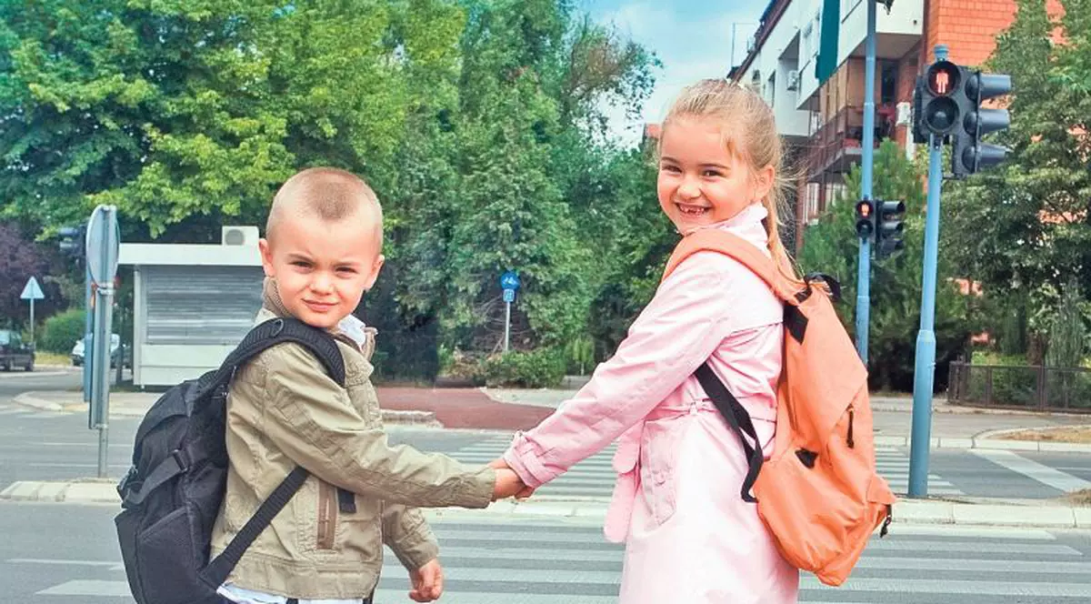 Învaţă-ţi copilul să traverseze strada în siguranţă