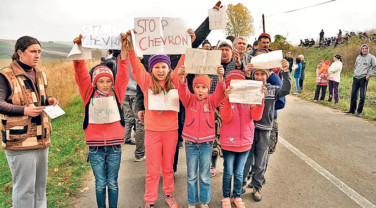 Tot satul în stradă! Oamenii din Siliştea, Vaslui, sunt în a treia zi de proteste anti-Chevron