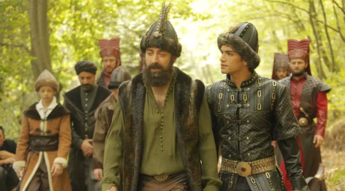 Are un rol mic în "Suleyman Magnificul", dar FEMEILE SUNT ÎNNEBUNITE DUPĂ EL! Vezi ce ACTRIŢĂ DIN SERIAL i-a căzut în braţe "prinţului Mehmet"! FOTO