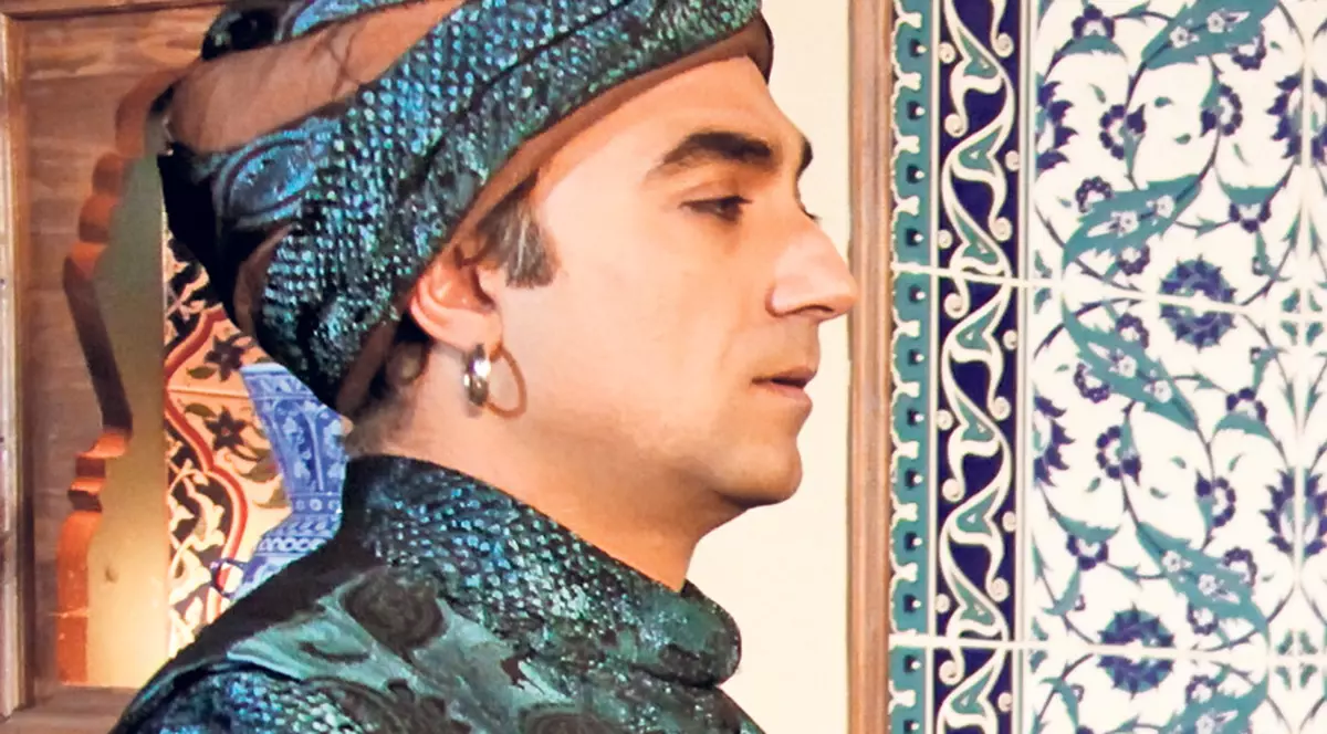 INTERVIU | Selim Bayraktar, interpretul eunucului Sümbül în celebrul serial «Suleyman Magnificul» (Kanal D) : «Ştiu tot ce mişcă la curtea Sultanului!»