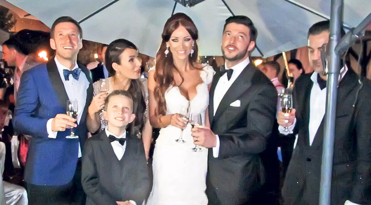 Bianca şi Victor au respectat tradiţia! S-au întâlnit cu naşii la o biserică din Deva