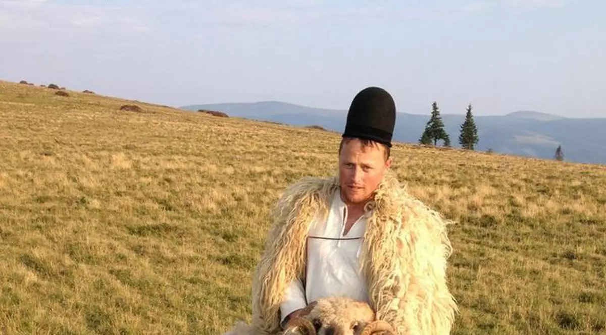 CIOBANUL GHIŢĂ, CU MÂNDRUŢA PE BUNDIŢĂ. Uite CĂREI BLONDE ÎI CÂNTĂ DIN FLUIER