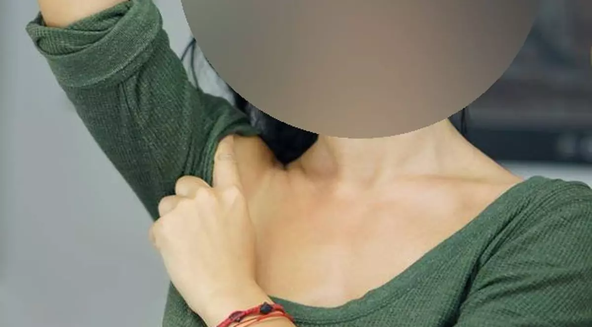 O BRUNETĂ FOCOASĂ DE LA NOI STÂRNEŞTE FANTEZIILE BĂRBAŢILOR! 
