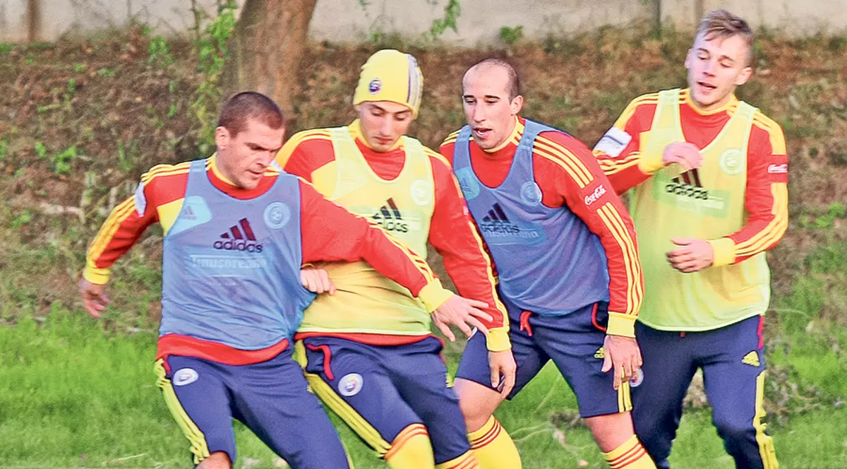 Profesionalism de 2 lei! Mai toţi tricolorii s-au antrenat fără apărători, riscând accidentări grave