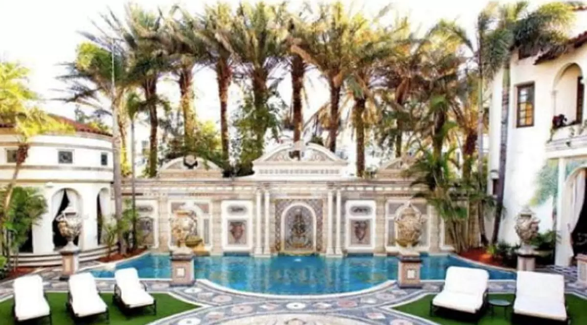 Vila în care a fost asasinat Gianni Versace, VÂNDUTĂ LA UN PREŢ FABULOS! Iată cum arată MONUMENTUL LUXULUI! FOTO