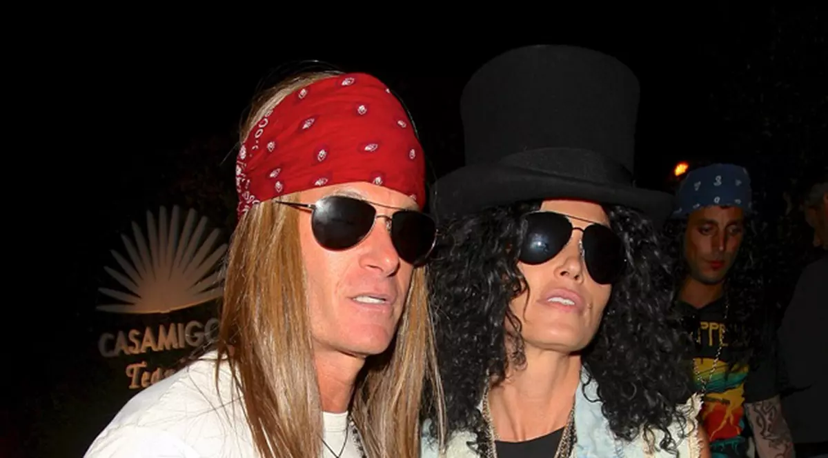 AU REUŞIT DEGHIZAREA PERFECTĂ de Halloween! JURI că sunt Axl Rose şi Slash de la Guns N'Roses, dar, ÎN REALITATE, unul dintre personaje este O CELEBRĂ FRUMUSEŢE! FOTO