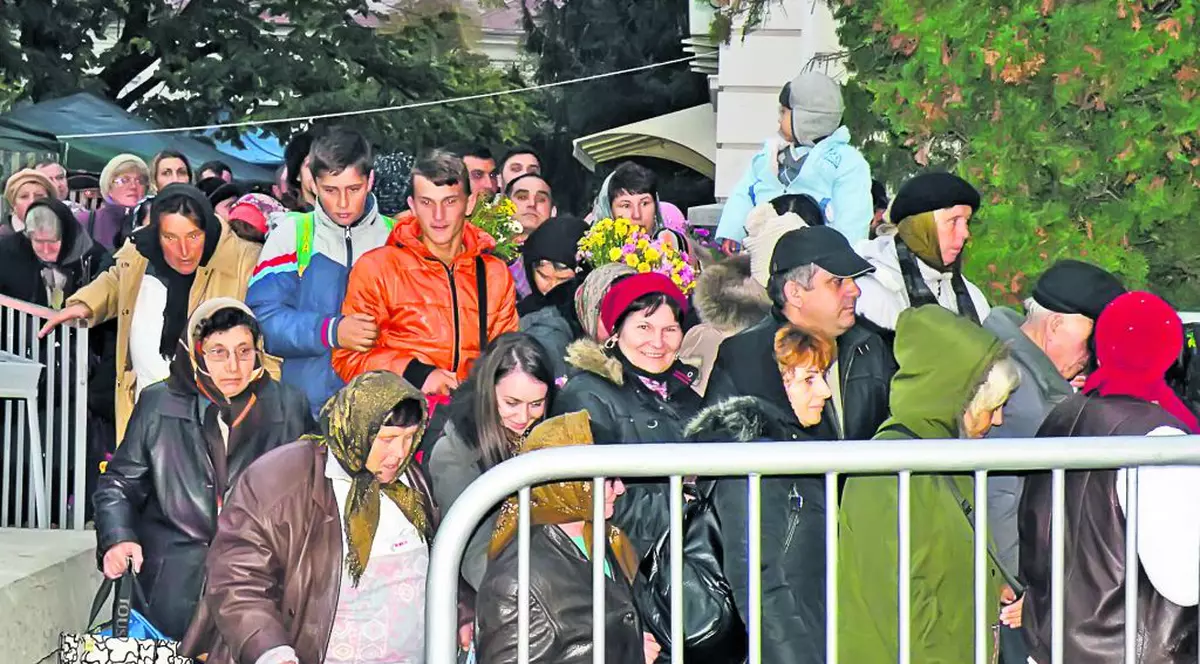 Stau câte 20 de ore la coadă la moaşte