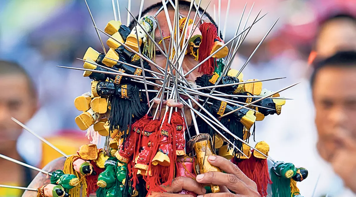 Aşa îşi purifică sufletul thailandezii! Imagini înfricoşătoare de la un festival religios