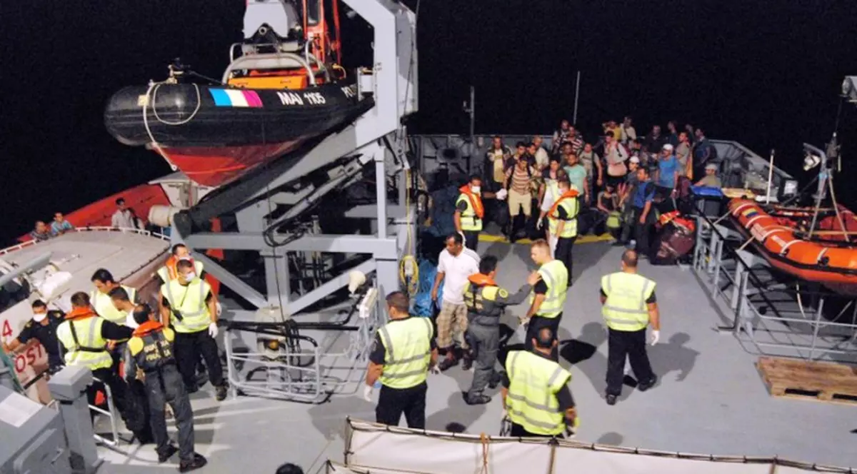 ”Ştefan cel Mare” a prins în apele Italiei aproape 1.000 de imigranţi ilegali