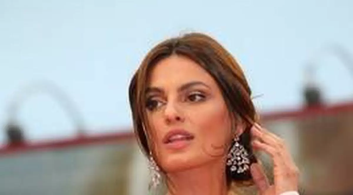 CATRINEL MENGHIA, RĂVĂŞITOARE PE PLATOURILE DE FILMARE! | FOTO/VIDEO