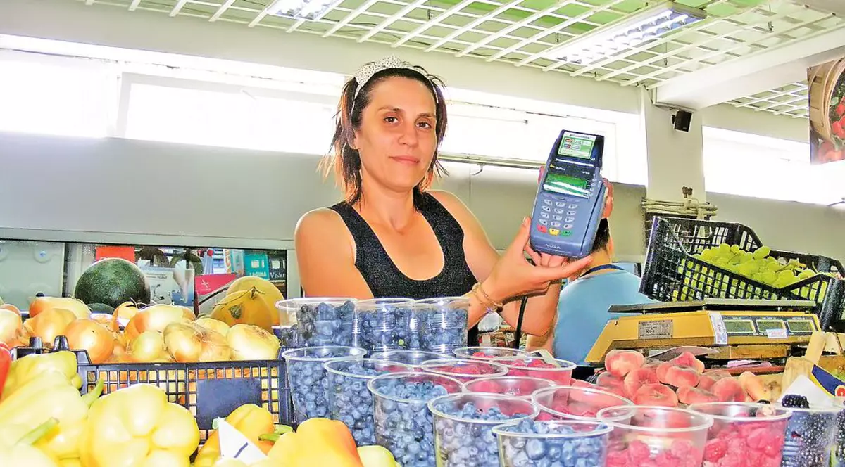 Vor să plătim cu cardul şi la tarabă!
