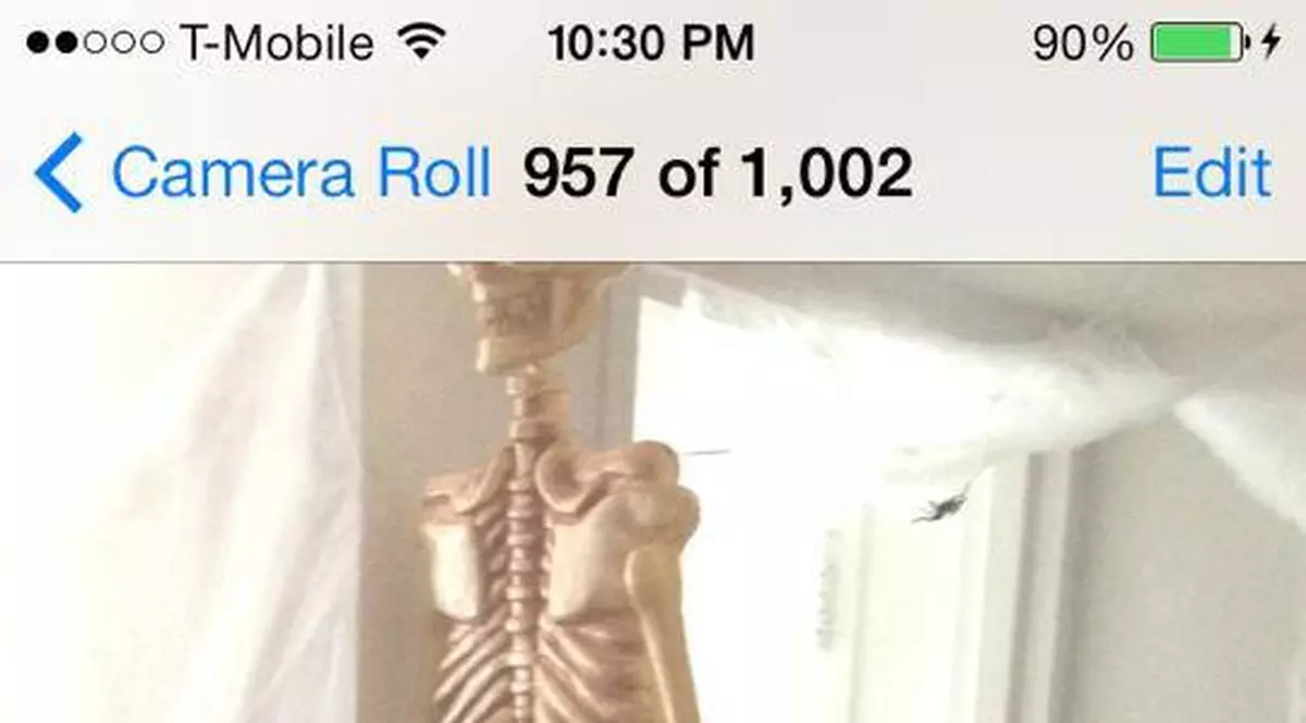 MACABRU! CE BLONDINĂ DE LA NOI ŞI-A BĂGAT CAPUL ÎNTRE PICIOARELE UNUI SCHELET! 