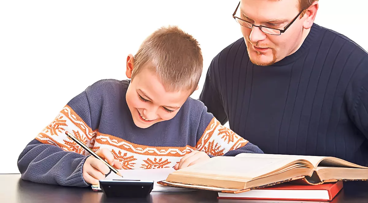 Elevii ar putea face şcoală acasă la ei!